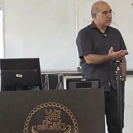 تصویر دکتر میرابی در حال تدریس