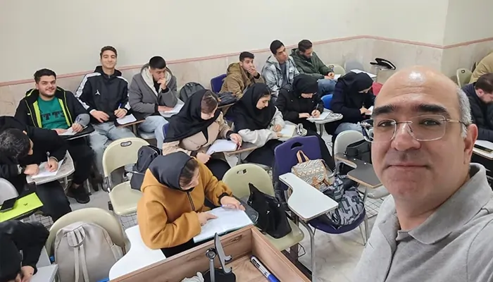 تصویر دکتر احمد میرابی در کلاس تدریس دانشگاهی