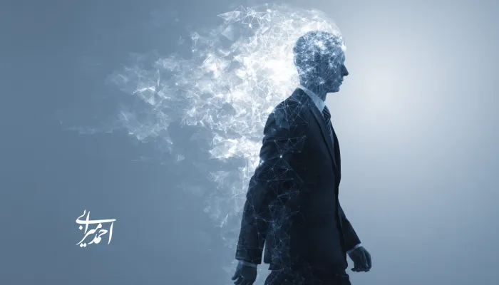 تصویر مفهومی از یک مرد در حال حرکت به جلو با کت‌وشلوار رسمی، که بخشی از بدن او در حال تبدیل‌شدن به ذرات و شبکه‌های دیجیتال است؛ نمادی از گذار انسان به دنیای داده و هوش مصنوعی.