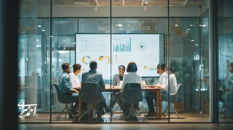 مدیران ایرانی در حال مربیگری تیم برای ساخت فرهنگ رشد و رهبری برندمحور با داشبوردهای KPI و OKR در یک دفتر مدرن