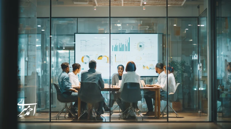 مدیران ایرانی در حال مربیگری تیم برای ساخت فرهنگ رشد و رهبری برندمحور با داشبوردهای KPI و OKR در یک دفتر مدرن