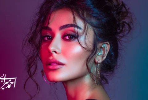 تصویر تبلیغاتی آرایشی با مدل ایرانی و آرایش نئونی درخشان؛ مناسب کمپین زیبایی نسل Z با تمرکز بر ویدئوی کوتاه و اینفلوئنسر مارکتینگ