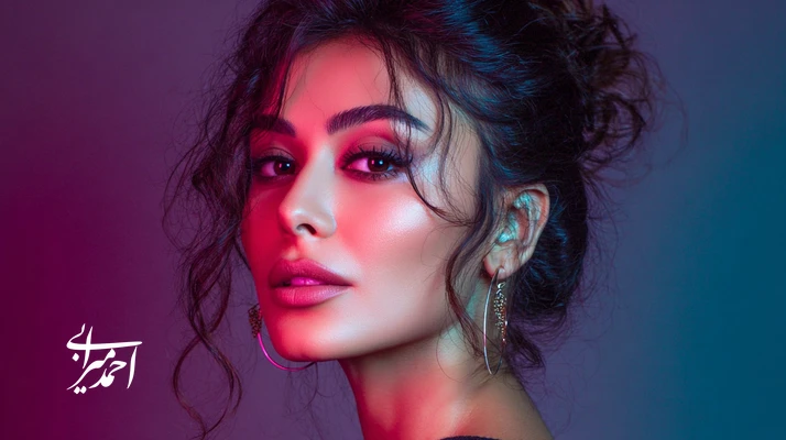 تصویر تبلیغاتی آرایشی با مدل ایرانی و آرایش نئونی درخشان؛ مناسب کمپین زیبایی نسل Z با تمرکز بر ویدئوی کوتاه و اینفلوئنسر مارکتینگ