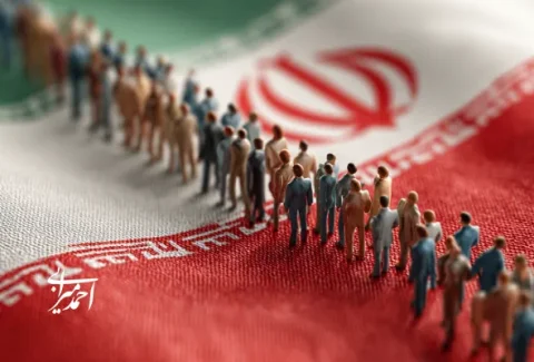 صفی از افراد کوچک روی پرچم ایران به‌عنوان نمادی از مشارکت جمعی یا سرمایه انسانی کشور.