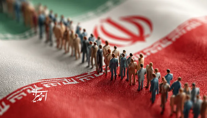 صفی از افراد کوچک روی پرچم ایران به‌عنوان نمادی از مشارکت جمعی یا سرمایه انسانی کشور.