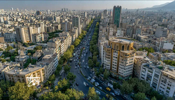 نمای هوایی از خیابان و برجهای مسکونی در یکی از مناطق شهری ایران؛ نمادی از بازار املاک و توسعه شهری