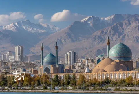 نمایی از مسجد تاریخی و گنبد فیروزه‌ای با پس‌زمینه کوه‌های البرز و شهر تهران؛ نمادی از هویت فرهنگی و زیبایی معماری ایرانی