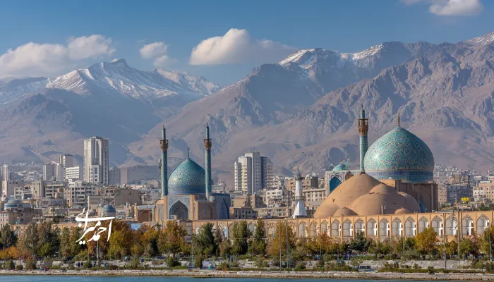 نمایی از مسجد تاریخی و گنبد فیروزهای با پسزمینه کوههای البرز و شهر تهران؛ نمادی از هویت فرهنگی و زیبایی معماری ایرانی