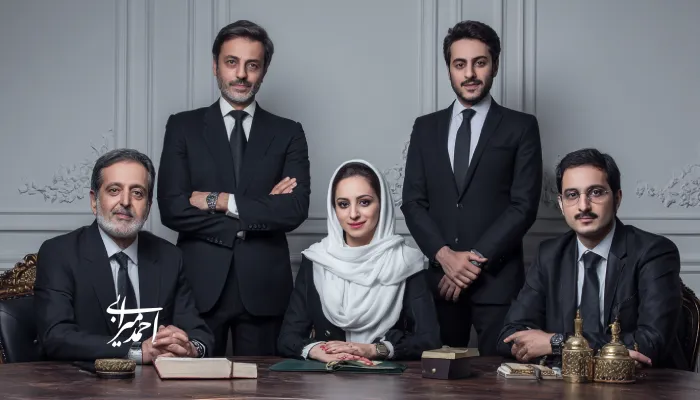 تصویر گروهی از مدیران و مشاوران ایرانی در محیطی رسمی؛ نمادی از رهبری تحول‌آفرین و مدیریت حرفه‌ای در سازمان‌های ایرانی