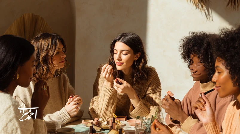 کارگاه صمیمی برند آرایشی کوچک با تمرکز بر جامعه برند؛ مشتریان در حال آزمایش محصول، نمادهای CAC، LTV و ارجاع؛ رشد پایدار و وفاداری مشتری