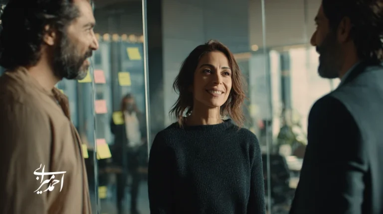 مدیر ایرانی در حال رهبری تیم با استفاده از هوش هیجانی مدیریتی برای نفوذ اخلاقی و توسعه فردی مدیران برند.