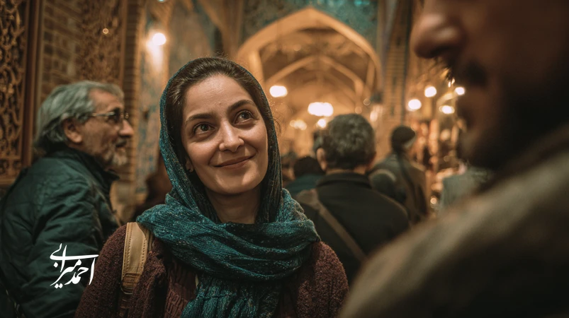 تصویر تبلیغات احساسی در گردشگری ایران با روایت مقصد؛ مسافران در نور عصرگاهی، معماری ایرانی، بازار محلی و تعامل صمیمی برای برندسازی مقصد