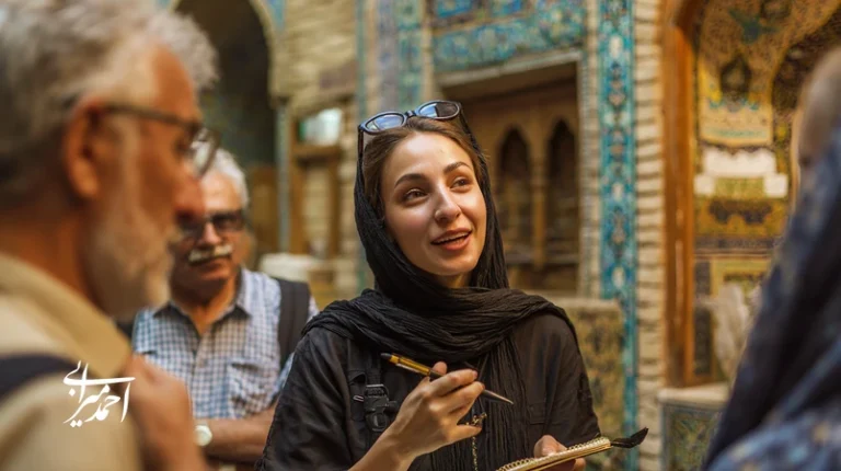 راهنمای ایرانی در حال روایت‌گری و گوش‌دادن همدلانه به مسافران چندفرهنگی؛ نماد توسعه فردی راهنمای تور و مهارت‌های نرم گردشگری.