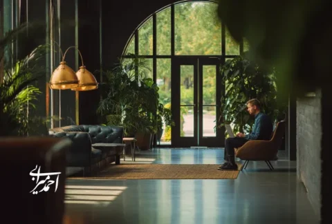 مدیری که در یک لابی آرام و مینیمال نشسته و مشغول تحلیل مسیر رشد کسب‌وکار است؛ تمرکز بر کشف ستاره شمالی فروش (NSP) برای تصمیم‌گیری دقیق و جهت‌دهی استراتژیک.