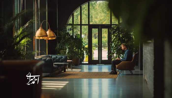 مدیری که در یک لابی آرام و مینیمال نشسته و مشغول تحلیل مسیر رشد کسب‌وکار است؛ تمرکز بر کشف ستاره شمالی فروش (NSP) برای تصمیم‌گیری دقیق و جهت‌دهی استراتژیک.