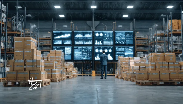 مدیری که در انبار بزرگ میان نمایشگرهای داده ایستاده و عملکرد کالاها را رصد می‌کند؛ به‌کارگیری ستاره شمالی فروش (NSP) در مدیریت موجودی و پیش‌بینی تقاضا.