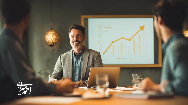مشاور املاک حرفه‌ای در دفتر مدرن در حال مشاوره با مشتریان، نماد رشد فردی، افزایش فروش و اعتبار برند در بازار املاک ایران