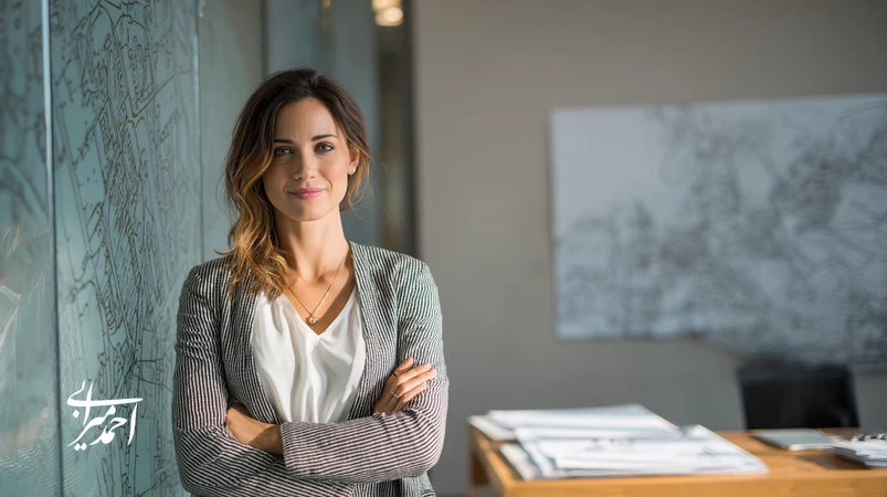 مشاور املاک در دفتر مدرن در حال ترسیم نقشه خودشناسی برای برندسازی شخصی مشاوران املاک و تعریف امضای رفتاری و پیشنهاد ارزش شخصی