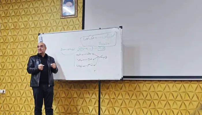 تدریس دکتر احمد میرابی در کلاس توسعه کسب‌وکار و توضیح مفاهیم مدیریتی