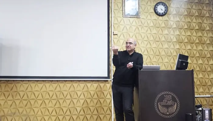 دکتر احمد میرابی در حال توضیح مدلهای مدیریتی و تحول کسبوکار در کلاس حضوری