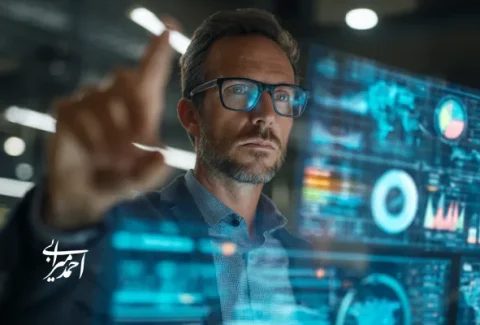 مدیر ایرانی در حال تحلیل داشبوردهای دیجیتال و داده‌های استراتژیک روی یک صفحه شفاف، نماد تصمیم‌گیری هوشمند و طراحی استراتژی رشد جسورانه و امن.