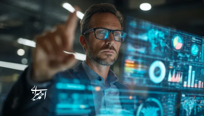 مدیر ایرانی در حال تحلیل داشبوردهای دیجیتال و دادههای استراتژیک روی یک صفحه شفاف، نماد تصمیمگیری هوشمند و طراحی استراتژی رشد جسورانه و امن.