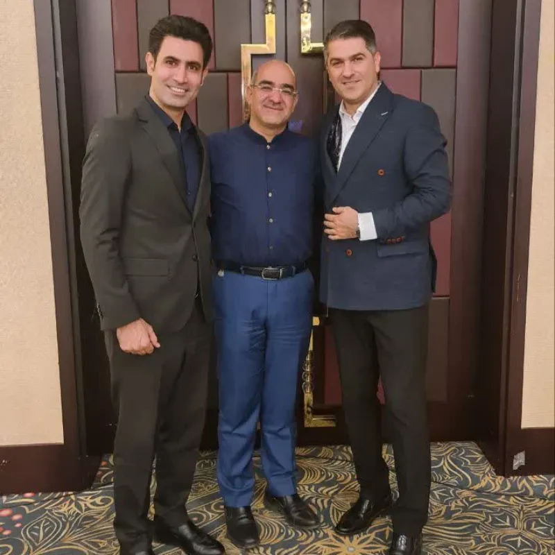 دکتر احمد میرابی به همراه جمعی از دوستان خود