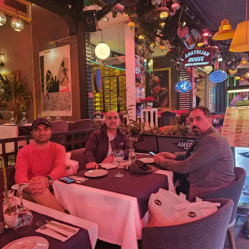 دکتر احمد میرابی به همراه جمعی از دوستان