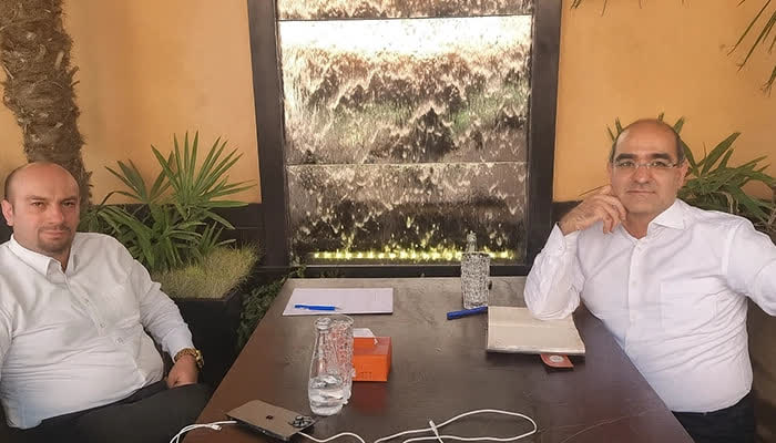 تصویر دکتر احمد میرابی در یک جلسه کاری