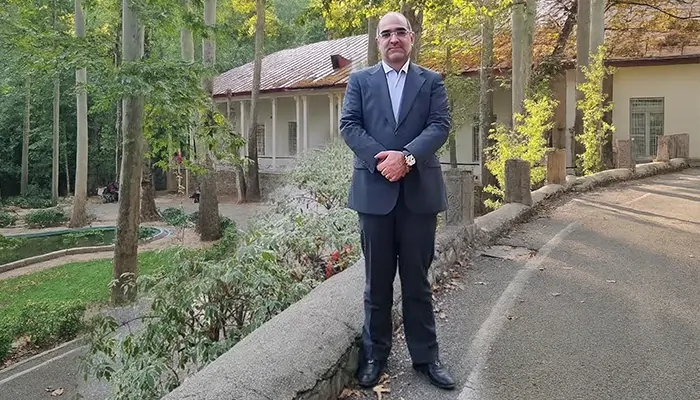 تصویر دکتر احمد میرای متخصص برندسازی و توسعه کسب و کار در یک فضای سبز