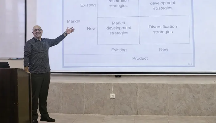 دکتر احمد میرابی مدرس دانشگاه در حال تدریس