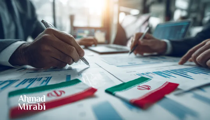 "ईरानी बाजार से जुड़े व्यापारिक दस्तावेजों पर विश्लेषण करते हुए पेशेवरों के हाथ, मेज पर रखे ईरान के झंडों के साथ—निवेश आकलन और रणनीतिक योजना का दृश्य।"