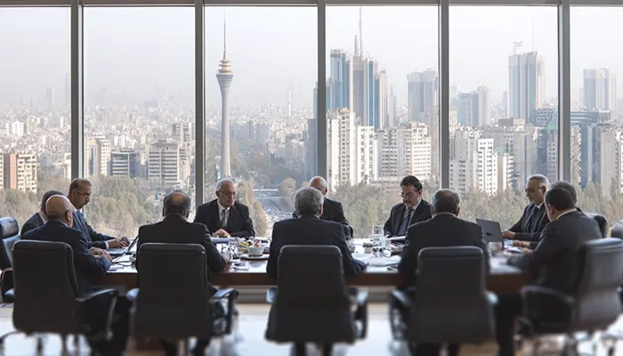 Деловая встреча руководителей и инвесторов за конференц-столом с панорамным видом на город Тегеран, символизирующая стратегические переговоры и выход на иранский рынок.