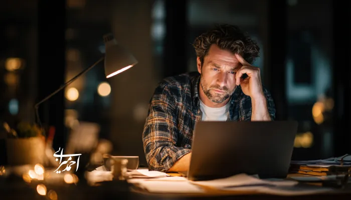 یک مدیر جوان در حال فکر کردن به مسائل کاری و حل آنها