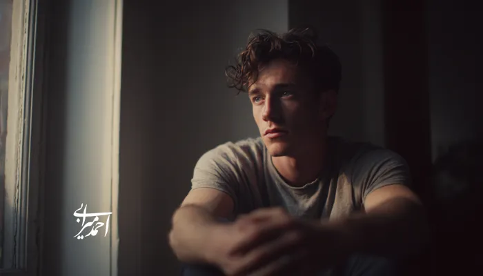 تصویر یک پسر جوان که به بیرون پنجره نگاه میکند