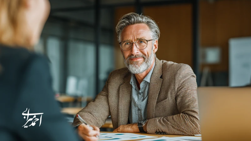 Iranian business manager in a coaching session strengthening 10 essential management skills such as leadership, strategic decision-making and emotional intelligence