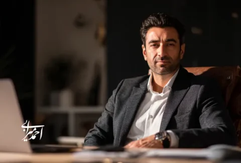 مدیر و کارآفرین ایرانی نشسته پشت میز کار در دفتر شخصی، با ظاهری حرفه‌ای و تمرکز بر رهبری، تصمیم‌سازی و برند شخصی