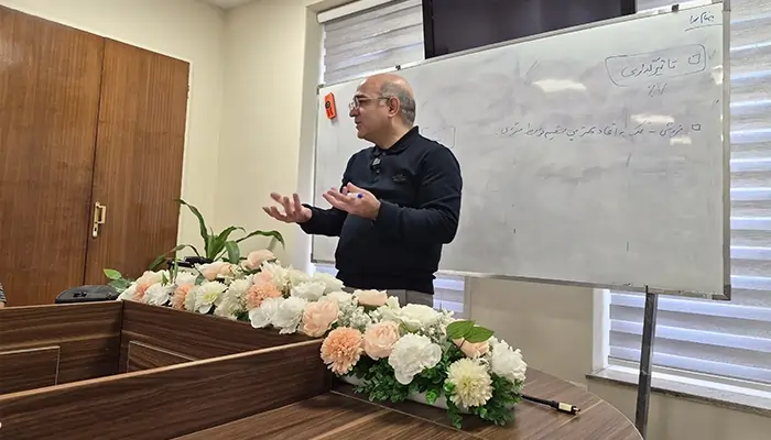 دکتر احمد میرابی، متخصص برندسازی و کوچینگ مدیران، در حال آموزش