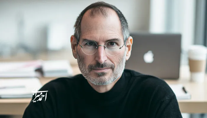 پرتره مردی شبیه استیو جابز با یقه‌اسکی مشکی پشت میز کار، با لپ‌تاپ و لیوان قهوه در پس‌زمینه؛ تصویر نماد نقد اسطوره‌سازی مدیریتی و تأکید بر تصمیم‌گیری سیستم‌محور در فرهنگ استارتاپی.