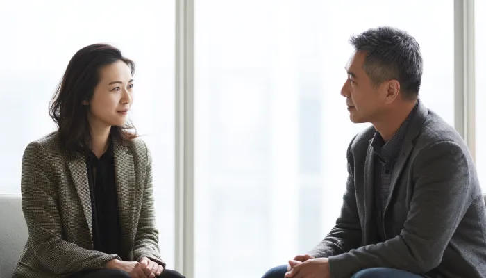 中国企业代表与伊朗商务顾问进行一对一问答交流,围绕市场进入与合作问题进行清晰沟通,体现信任、专业解答与跨文化理解。