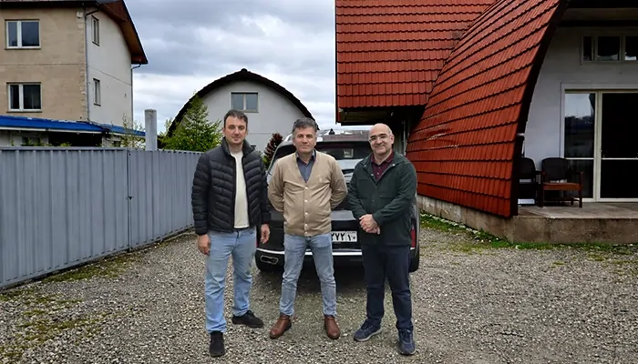 دکتر احمد میرابی به همراه مشتریان خود در یک جلسه کاری در فضای باز