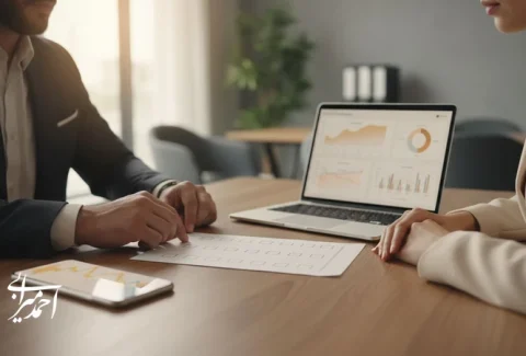 مدیران در حال بررسی چک‌لیست سنجش مسئله قبل از سرمایه‌گذاری برای تشخیص فرصت واقعی از هیجان بازار