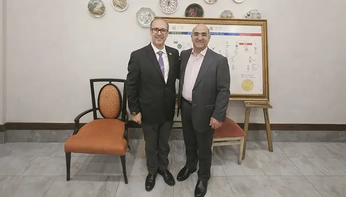 تصویر دکتر احمد میرابی به همراه نادر رفتاری – مدیرعامل رستوران رفتاری
